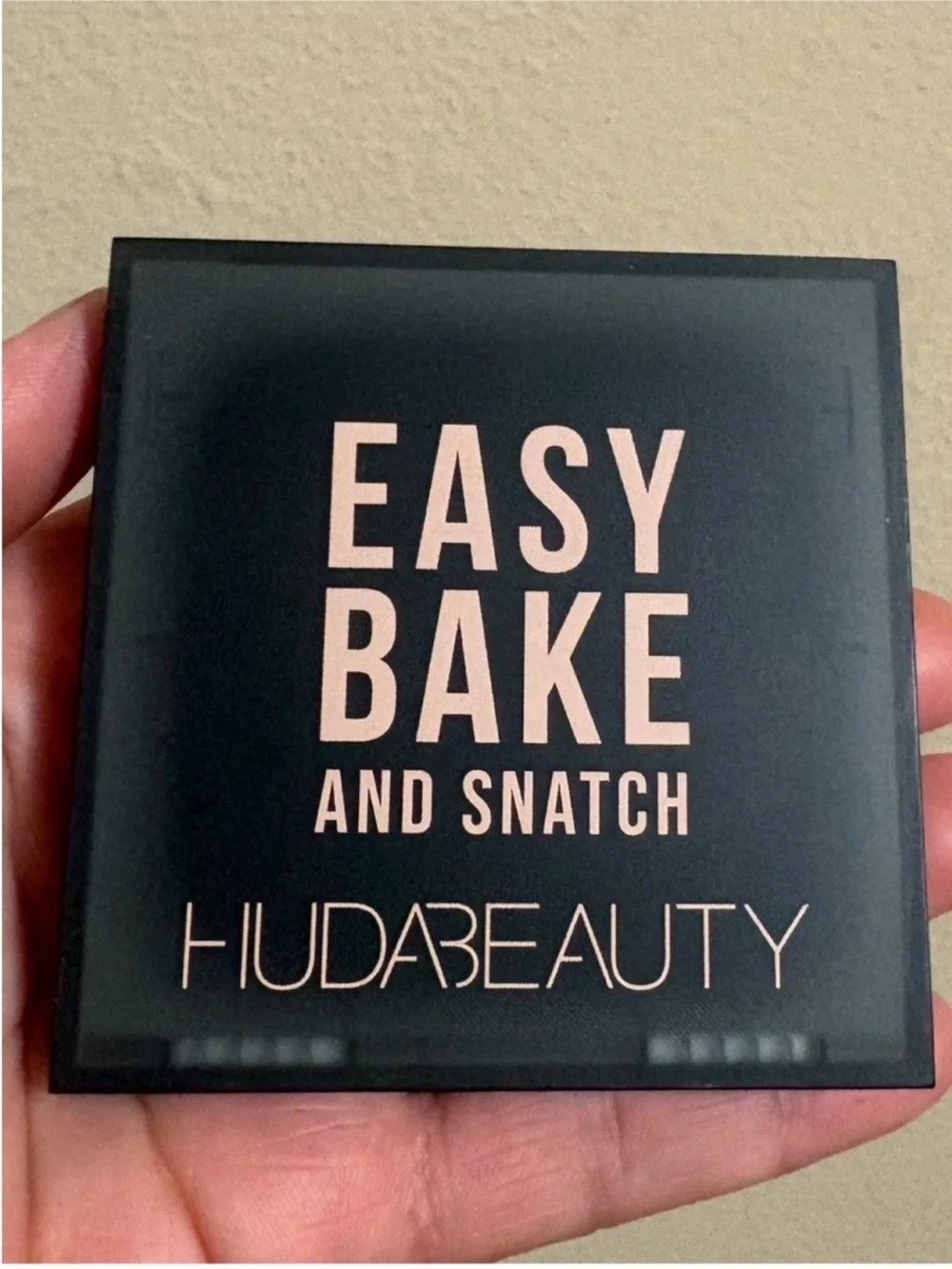 HUDA BEAUTY Easy Bake and Snatch Pressed Brightening & Setting Powder POUND CAKE